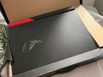 Laptop Asus czarno czerwony
