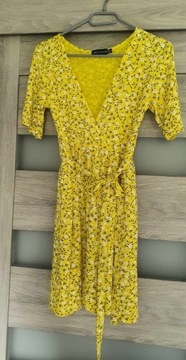 Żółta sukienka mini w kwiaty z krótkim rękawem 