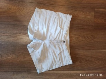 Białe krótkie spodenki jeansowe 40