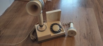 Stary telefon z tarczą 