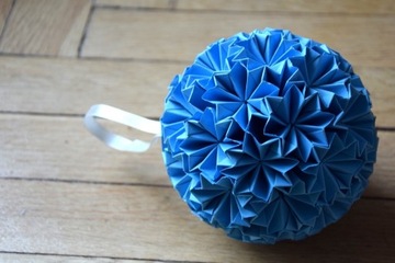 Bombka origami w kolorze błękitnym