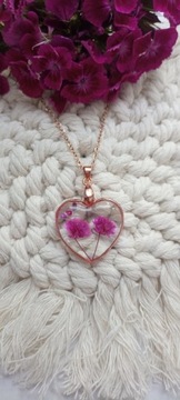 Naszyjnik w kształcie serca z różową gipsówką 