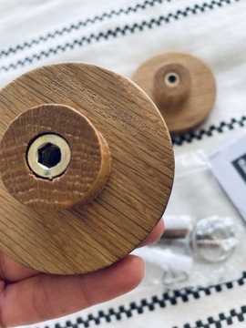 Dwa drewniane wieszaki magnetyczne dots