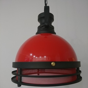 Czerwona metalowa lampa