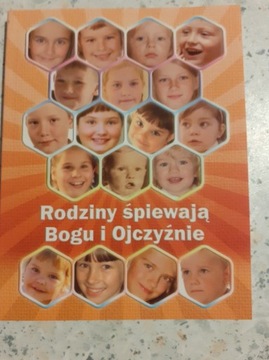 Rodziny śpiewają Bogu i Ojczyźnie.