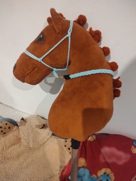 Niebieski halter z uwiązem dla hobby horse.