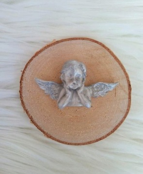 magnes z aniołem na plastrze drewna posrebrzany