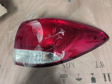 Kia carens 4 lampa tył prawa błotnik uszkodzona 