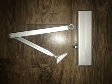 Samozamykacz Assa Abloy do 125 cm max.waga 100 kg