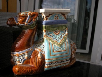 wielki ceramiczny wielbłąd