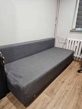 Sofa/kanapa modułowa wykonana z tkaniny.
