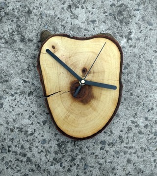 Piękny zegar z plastra drewna orzecha włoskiego