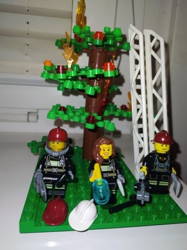 ZESTAW LEGO Strażacy i drzewo w płomieniach