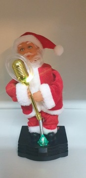 Mikołaj śpiewający w rytm muzyki przez mikrofon