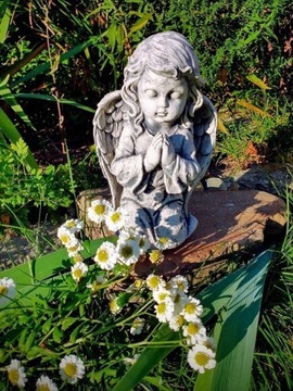Anioł Klęczący ogród figura beton taras cmentarz