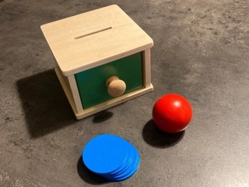 Pudełko szufladka Montessori z kulką i żetony 2w1