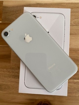 iPhone 8 silver (stan idealny)