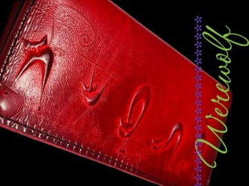 Czerwony skórzany portfel z kotami