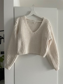 Kremowy sweter z dekoltem w serek hm crop sweter 