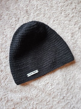 Intensywnie czarna, ręcznie robiona czapka - basic