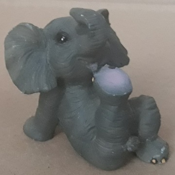 Figurka małego słonika