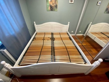 Drewniane łóżko z materacami
