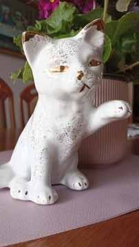 Biały porcelanowy kotek