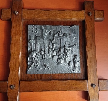 Płaskorzeźba z metalu w drewnianej ramie