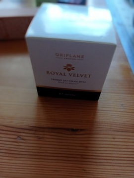 Ujędrniający krem na dzień Royal Velvet  SPF 15