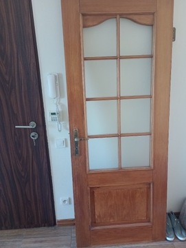 Drewniane drzwi z ościeżnicą 