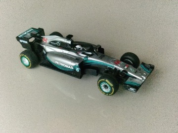 Bolid F1 Mercedes-AMG F1 W09 EQ do torów Carrera