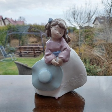 Porcelanowa figurka NAO Lladro panienka z kapelusz