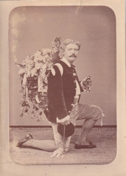 Mężczyzna w attelier- portret - fot. XIX w.