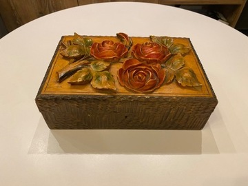 Drewniana Szkatułka z rzeźbionymi różami - Antyk