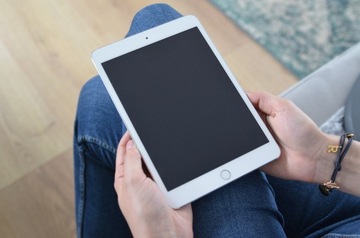 Tablet Apple iPad Mini 3 + klawiatura Logitech