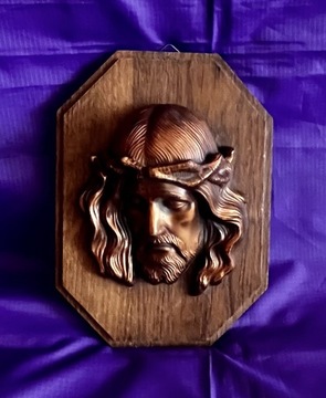Miedziana płaskorzeźba Chrystusa na drewnie