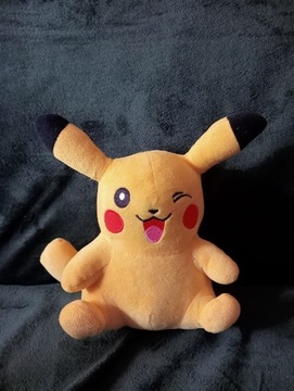 Pikachu maskotka pokemony 