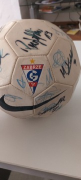 Piłka z podpisami piłkarzy Górnika Zabrze 