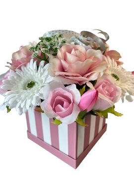 Kompozycja kwiatów sztucznych we flowerboxie