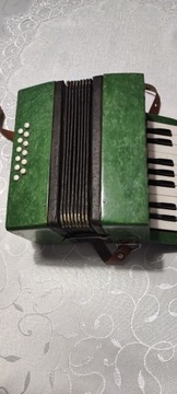 Stary mały akordeon.