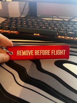 haftowany brelok "remove before flight" czerwony