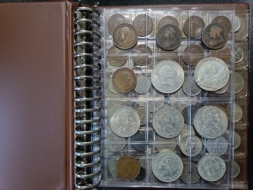 Stary klaser z monetami do rozpoznania 