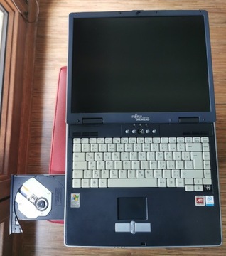Laptop Fujitsu Siemens Amilo Pro v7010 uszkodzony