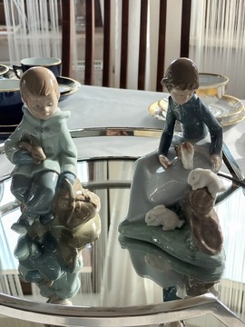 Figurki Nao dziewczynką i chłopiec z króliczkami 
