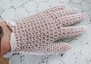 Ręcznie robione na szydełku koronkowe rękawiczki