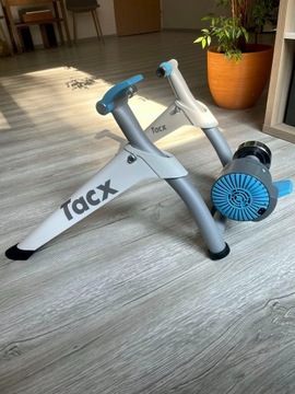 Trenażer rowerowy Tacx Flow Smart T2240