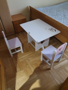 stolik z krzesełkami dla dziewczynki