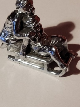 Metalowa srebrny kolor figurka saneczkarzy