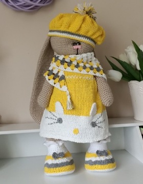 Piękna wiosenna króliczka w sukience-amigurumi