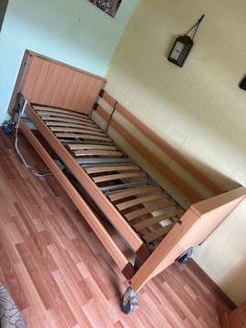 łóżko rehabilitacyjne dodatkowym materacem